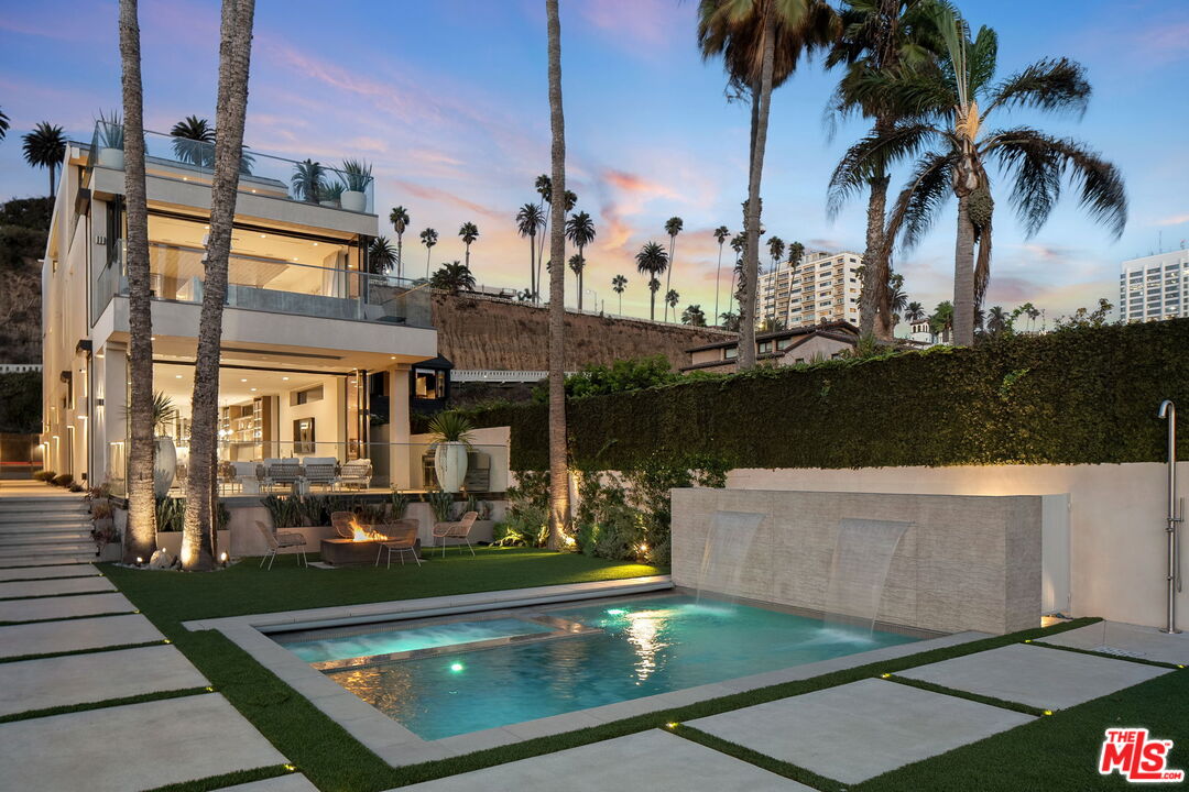 940 Palisades Beach Rd